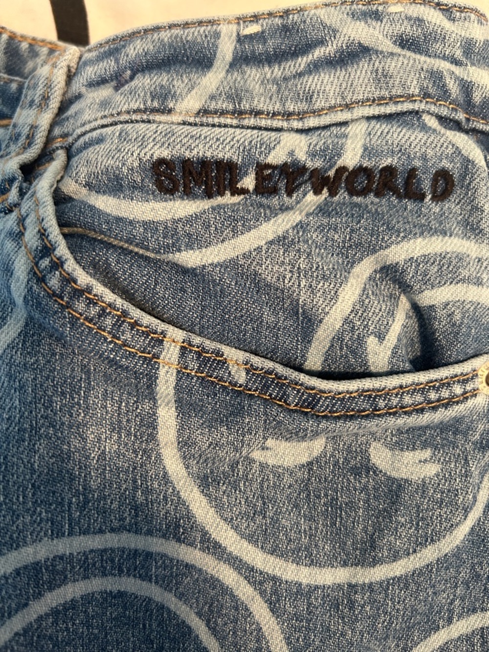 Smiley World Jeans  Wide Highrise - Picture 5 of 11